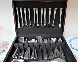 Stainless steel flatware set