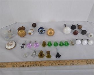 Assorted vintage darwer knobs