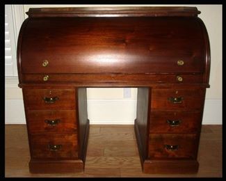 Excellent Antique Cylinder Roll Top Desk with Pull out Writing Desk and Hand Made Dove Tailed Drawers