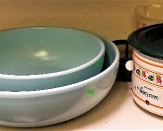  Small crockpot and Vintage blue bowls 