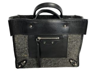 Handbag Balenciaga Papier A6 Tote
-Black/Dark Grey Canvas
-Felt Canvas
-Black Leather
-Silver Hardware
-22,5*18*9,5cm
-Strap, Mirror
-AAP3559