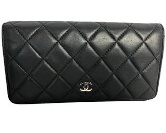 Wallet Chanel Logo Bifold Wallet
-Black Quilted Calf Leather
-Silver Hardware
-18cm x 9.5cm x 1.5cm
-AAP8634