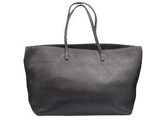 Shoulder Bag Fendi Large Stitch Shopping Tote
-Dark Brown Grained Calf Leather
-Golden Brass Hardware
-34cm x 27cm x 14cm
-AAO7379
Luxury women's accessories, ladies handbags, luxe designer purses, high fashion accessory, fashion styles and trends