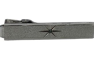 VINTAGE DECO STYLE BRUSHED STAINLESS SILVER CHROME STYLE ANSON TIE BAR CLIP WITH SUNBURST DESIGN
-6.7 G
-1.5 "