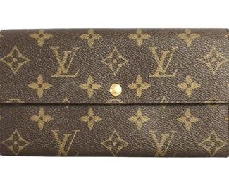 Luxury women's accessories, ladies handbags and wallets luxe designer purses, high fashion accessory, fashion styles and trends
-Brown Monogram Coated Canvas
-Golden Brass Hardware
-19cm x 10cm x 1.5cm
-AAP6160