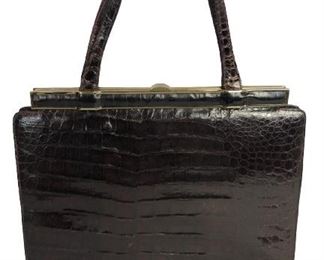 VINTAGE BROWN ALLIGATOR TOP HANDLE PURSE 14"
- 14" X 10" X 3.25"
- GOLD FRAME WITH FLIP TOP CLOSURE
- TWO INSIDE POCKETS
- INCLUDES MATCHING CO