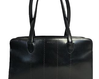 VINTAGE GUCCI BLACK LEATHER ZIP TOP HANDBAG 16"
- 16" X 9.5" X 3"
- PRETTY RIC RAC STITCHING ON FRONT
- BACK ZIPPER POCKET