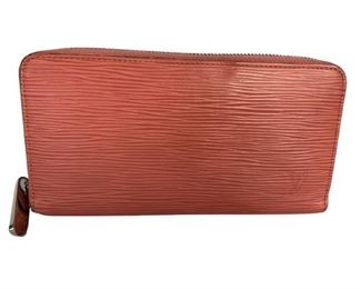 -Pink Epi Calf Leather
-Golden Brass Hardware
-19.5cm x 10.5cm x 2.3cm
-AAP8526