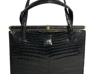 VTG LUCILLE PARIS BLACK ALLIGATOR PURSE 12"
- 12" X 10" X 3.5"
- GOLD FRAME WITH FLIP TOP CLOSURE
- INTERIOR COIN PURSE WITH KISS LOCK