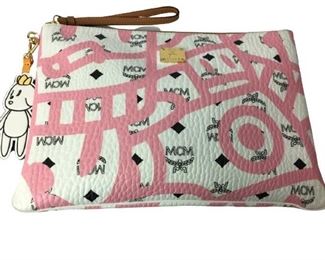 -White/Pink Visteos Coated Canvas
-Brown Leather Wristlet Strap
-Gold Hardware
-30cm x 21cm x 1cm
-AAP8382