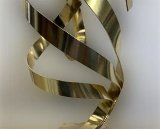 VINTAGE DAN MURPHY LUCITE & METAL SCULPTURE | MID CENTURY MODERN STYLE HOME DECOR COLLECTIBLE HOME FURNISHINGS TABLE CENTERPIECE MODERNISM ABSTRACT KINETIC DECORATIVE ART SCULPTURES STATUES
-21" X 11" APROX
-7" X 7" BASE
-VERY GOOD VINTAGE CONDITION, MARKS TO LUCITE BASE
-DP5121