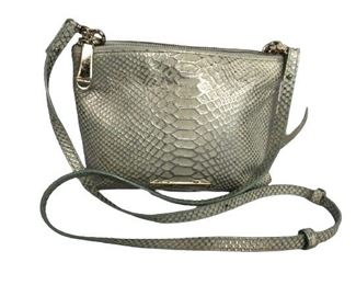BRAHMIN CREAM EMBOSSED CROSSBODY BAG 9"
- 9" X 7" X 2"
- CREAM METALLIC FAUX SNAKE
- DOUBLE ZIPPER SECTIONS WITH INSIDE POCKETS
- REMOVABLE SHOULDER STRAP
- REMOVABLE FISH KEYCHAIN