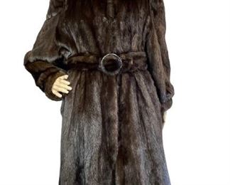 STUNNING VINTAGE BELTED MINK FUR COAT
-GORGEOUS BROWN MINK FUR COAT WITH ROUNDED COLLAR WITH OR WITHOUT THE MATCHING BELT. BEAUTIFUL WHEN CINCHED AT WAIST.
-FLAT LAY MEASUREMENTS IN INCHES
-SHOULDER 17.5 BUST 20 LENGTH 44
-BELT LENGTH 37
-VERY GOOD VINTAGE CONDITION
-TH111920