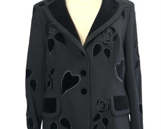 ESCADA COUTURE BLACK WOOL VELVET JACKET SIZE 42
-GORGEOUS COUTURE THREE BUTTON JACKET WITH UPTURNED CUFF. BLACK VELVET ACCENTS BUTTONS, COLLAR, CUFFS, POCKETS AND EMBELLISHMENTS OF ROSES AND HEARTS.
-MEASUREMENTS FLAT LAY
- SIZE 42 SHOUDLER 18" BUST 19.5" WAIST 18.5" SLEEVE 24" LENGTH 25"
-VERY GOOD CONDITION
-TK111220