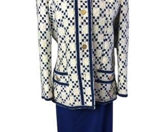 VTG BIVA ST. HONORE COBALT & CREAM TWEED SUIT SZ12
- ROUND NECK JACKET WITH GOLD BUTTONS
- CHECKED COBALT AND CREAM TWEED WITH COBALT TRIM
- STRAIGHT SKIRT WITH BACK SLIT