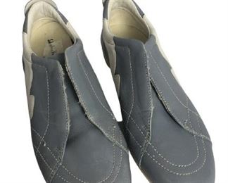 VTG FERRAGAMO GRAY LEATHER SNEAKERS SIZE 8B
- MADE IN ITALY
- LIGHT GRAY LEATHER W/WHITE ACCENT
- GENTLY WORN