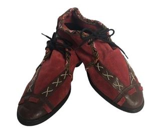 
VTG ECCO RED SUEDE NOVELTY SHOES SIZE 38
- RED SUEDE UPPER WITH LEATHER TOE
- MULTICOLOR EMBROIDERY DETAIL AROUND THROAT
- BROWN TOE & DETAIL WITH CROSS HATCH
- GENTLY WORN