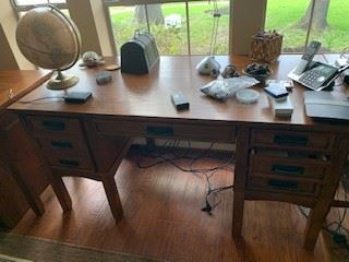 Clean and Sturdy Lined Desk 