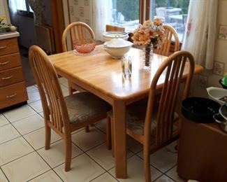 Kitchen table 48" x 36" w/ leaf 12"
Four chairs. in nice condition 