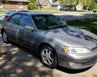 2000 Lexus ES300. Automatic 6 Cylinder. 203530 Miles. Runs good