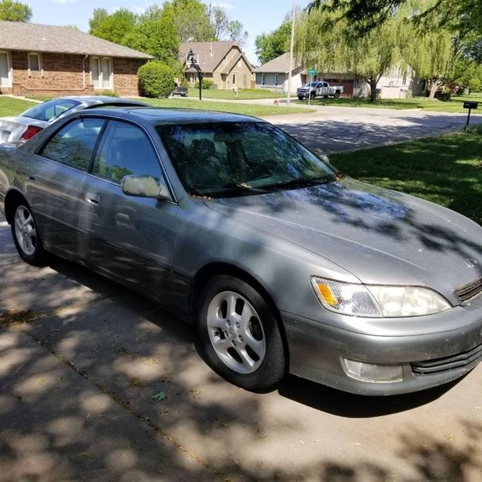 2000 Lexus ES300. Automatic 6 Cylinder. 203530 Miles. Runs good