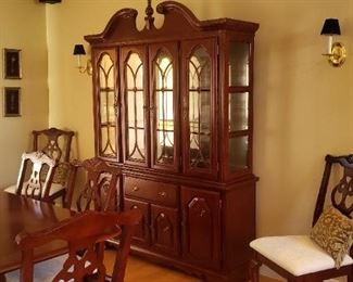 Beautiful Dining Room Set
Table w/8 Chairs, Hutch and Buffet