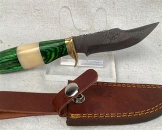 Mfg - Custom Hand Made
Model - Damascus Steel Knife
Caliber - 4" Blade
Located in Chattanooga, TN
This lot contains a Custom hand made Damascus steel knife. This knife has a 4" blade with an emerald green stained wooden and resin handle with brass guard and pommel, overall length of 8.25". Comes with a custom leather embossed sheath.