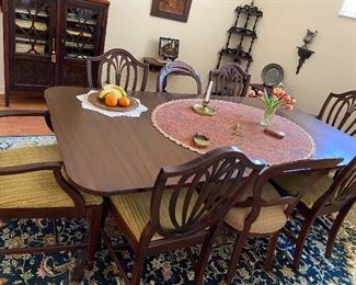 Beautiful dining room set
Vintage whatnot corners cabinet