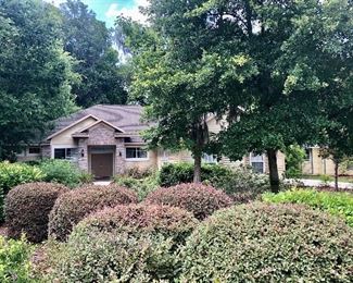Beautiful. House on a green belt
With a house full of treasures