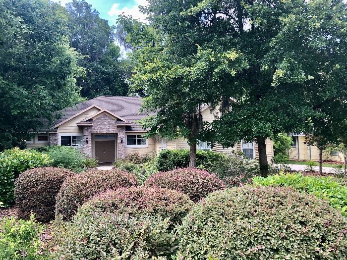Beautiful. House on a green belt 
With a house full of treasures
