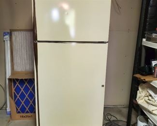 Older GE No-Frost fridge in working order