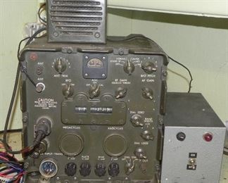  WW II U.S. Army Signal Corps Receiver Tube Radio with LS 166/U Loud Speaker