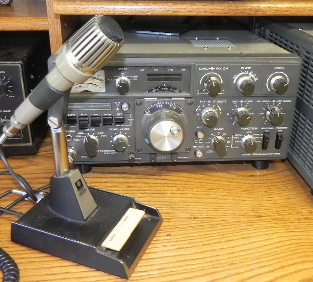 Kenwood TS 820S Ham Radio Transceiver with manual and Kenwood MC 50 Microphone