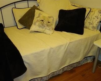 Black metal daybed excellent condition.