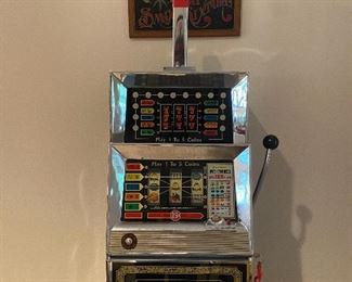 BALLY SLOT MACHINE/ WORKING / STAND INCLUDED