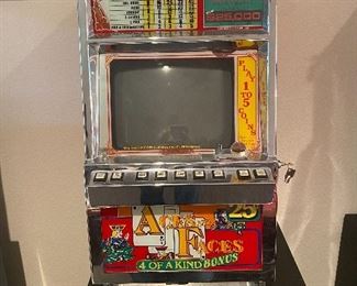 ACES FACES SLOT MACHINE/ WORKING /STAND INCLUDED 