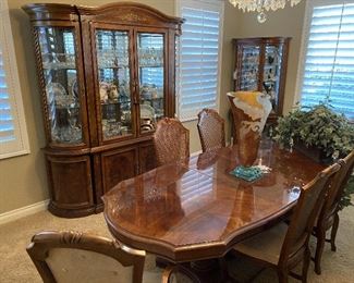 Dining table with 6 chairs, has leaves to expand and shorten, also has protectors for the top.