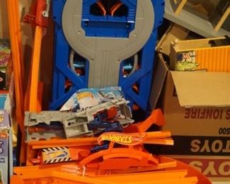 Hotwheels Garage with track and cars