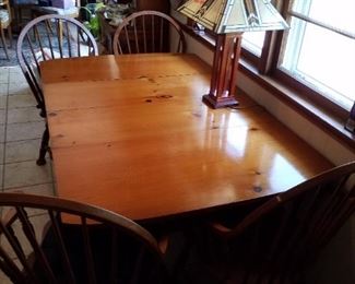 Dining room table with 2 leaves and 4 chairs