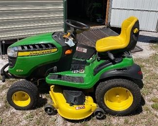 Almost new John Deere Tractor