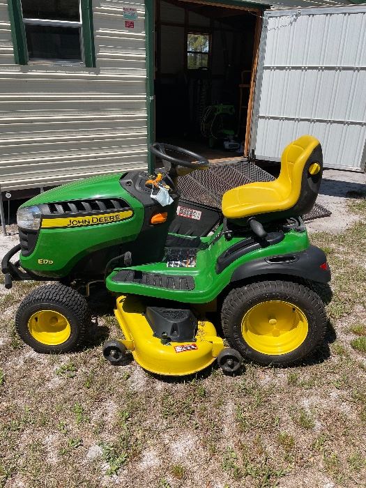 Almost new John Deere Tractor 