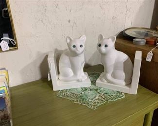 Cat bookends