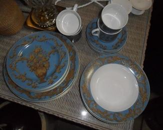 American Atelier "Blue Jardinier" service for 4