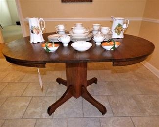 Antique oak table with 2 leaves (a third is available)