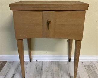 Vintage Pfaff Sewing machine in Maple Cabinet