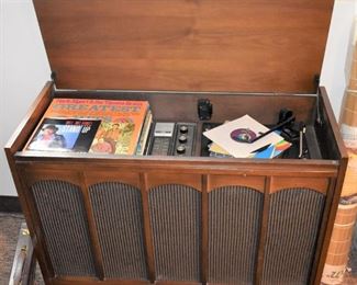 Stereo cabinet with turntable