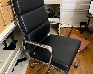 Loft brand office chair very nice condition