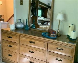 Kroehler Midcentury 9 Drawer Dresser 61.5w  x 17.75 x 29h 
Matching Mirror 34”w x 44h 
Complete set $145