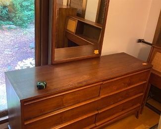 #113	Lane 8 drawer Dresser w/Mirror -   60x18x31  Mirror 26x39	 $275.00 
