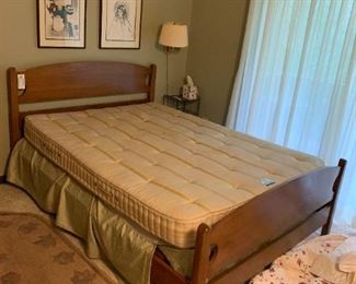 #31	bed	maple bed frame full	 $100.00 
#32	bed	Full mattress set 	 $50.00 
